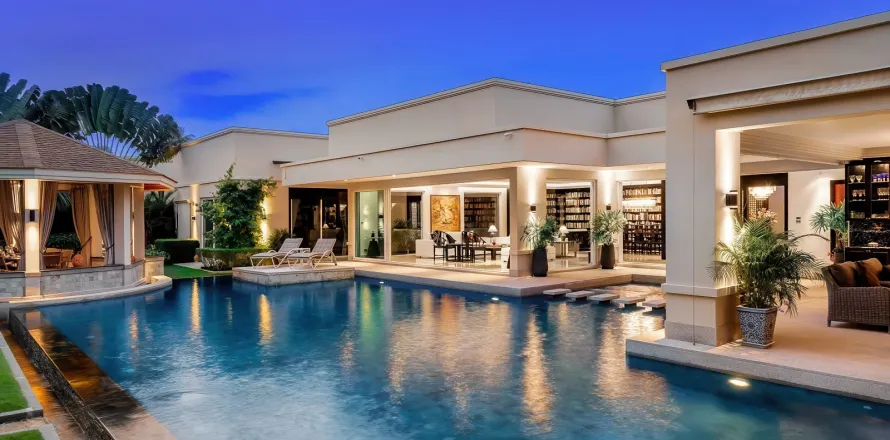 Villa in Pattaya, Thailand 8 bedrooms № 155722