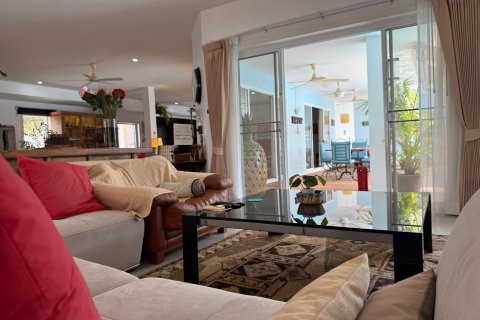 Вилла в Хуа Хине, Таиланд с 4 спальнями  № 141061 - фото 13