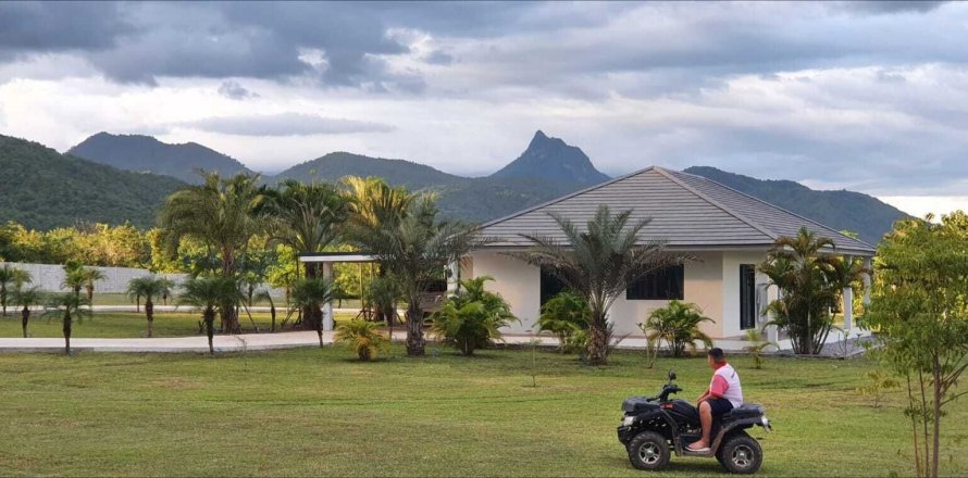 House in Lom Sak, Thailand 2 bedrooms № 171296