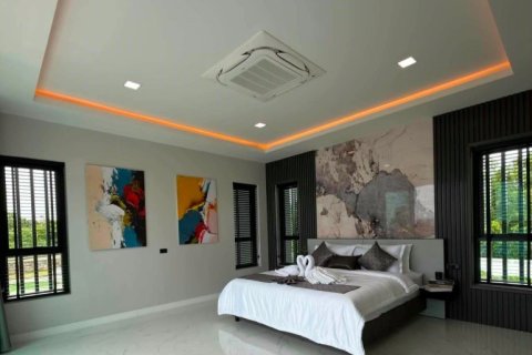 Casa de 6 dormitorios en Pattaya, Tailandia № 233484 - foto 4