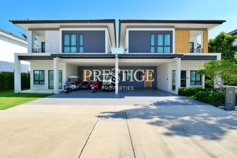 House in Pattaya, Thailand 4 bedrooms № 198582
