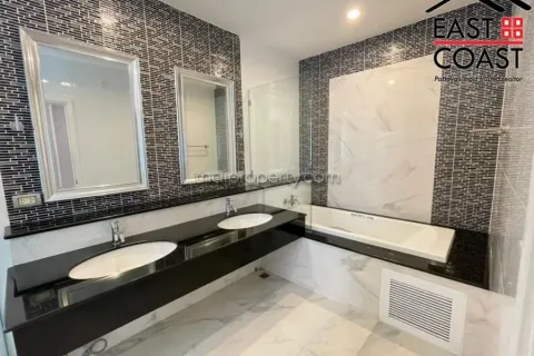 Casa de 4 dormitorios en Pattaya, Tailandia № 213364 - foto 15