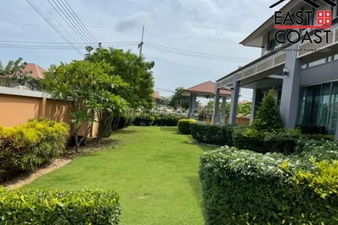 Casa de 4 dormitorios en Pattaya, Tailandia № 213364 - foto 2