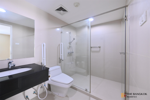 Condo in Bangkok, Thailand, 5 bedrooms № 184721 - photo 8