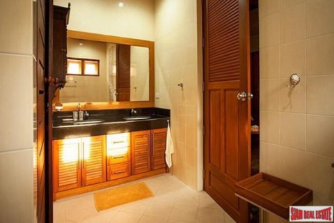 Villa in Hua Hin, Thailand 4 bedrooms № 193852 - photo 4