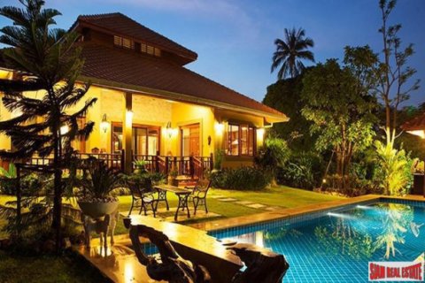 Villa in Hua Hin, Thailand 4 bedrooms № 193852 - photo 1