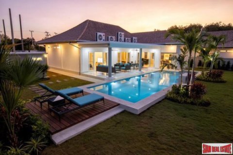 House in Hua Hin, Thailand 3 bedrooms № 193848 - photo 1