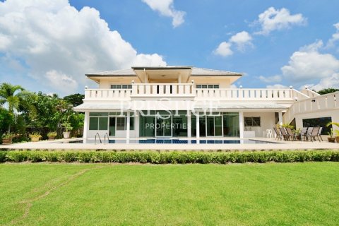 House in Pattaya, Thailand 5 bedrooms № 198592