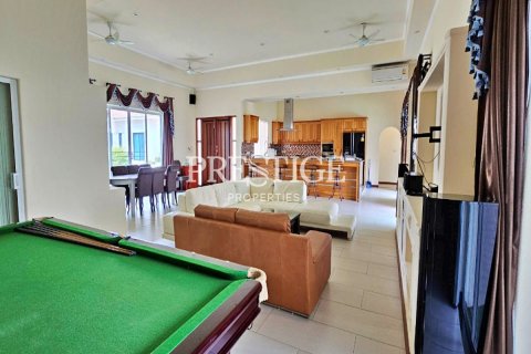 House in Pattaya, Thailand 5 bedrooms № 198589 - photo 3