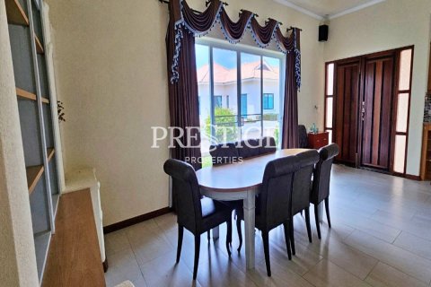 House in Pattaya, Thailand 5 bedrooms № 198589 - photo 5