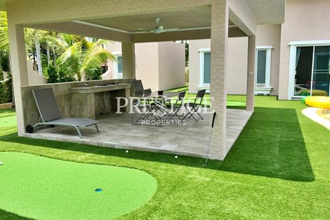 House in Pattaya, Thailand 5 bedrooms № 198589 - photo 17