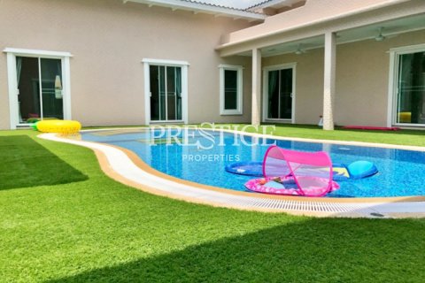 House in Pattaya, Thailand 5 bedrooms № 198589