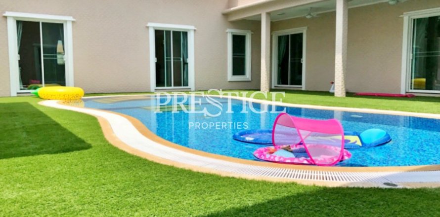 House in Pattaya, Thailand 5 bedrooms № 198589