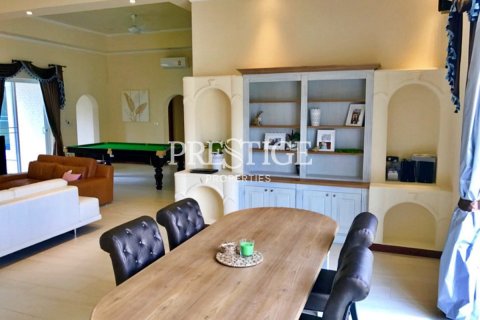 House in Pattaya, Thailand 5 bedrooms № 198589 - photo 6