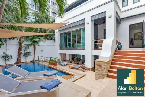 House in Pattaya, Thailand 5 bedrooms № 210607 - photo 13