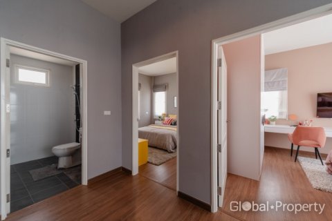 House in Rayong, Thailand 4 bedrooms № 135340 - photo 11