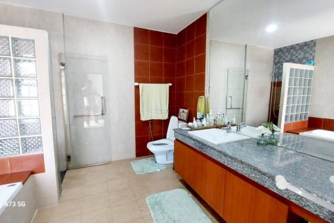 House in Pattaya, Thailand 3 bedrooms № 152477 - photo 16