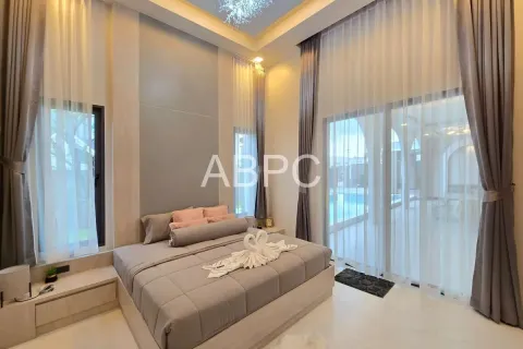 Casa de 4 dormitorios en Pattaya, Tailandia № 211980 - foto 6