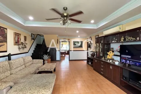 Casa de 3 dormitorios en Pattaya, Tailandia № 212085 - foto 10