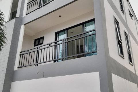 Townhouse in Hua Hin, Thailand 3 bedrooms № 160737 - photo 3