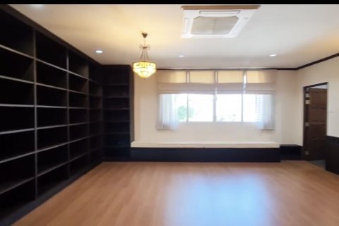 Office in Phra Khanong, Bangkok, Thailand № 167663 - photo 2