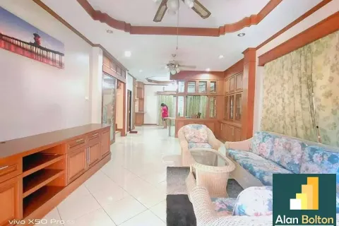 Casa de 3 dormitorios en Pattaya, Tailandia № 210784 - foto 11