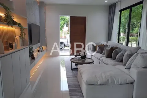 Casa de 4 dormitorios en Pattaya, Tailandia № 212013 - foto 11