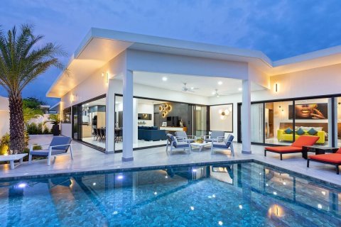 Villa in Phuket, Thailand 4 bedrooms № 148564 - photo 1
