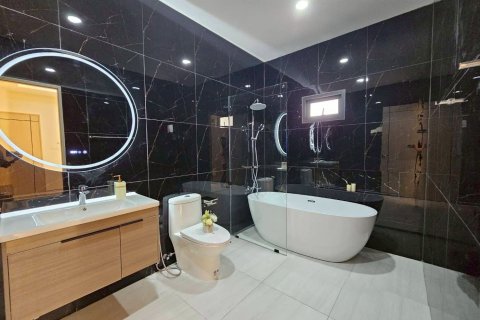 Villa in Pattaya, Thailand 4 bedrooms № 167110 - photo 16