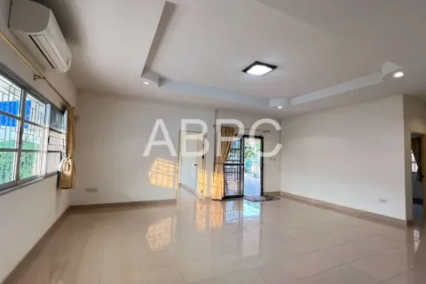 Casa de 3 dormitorios en Pattaya, Tailandia № 211908 - foto 3