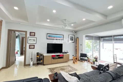 Casa de 3 dormitorios en Pattaya, Tailandia № 211906 - foto 11