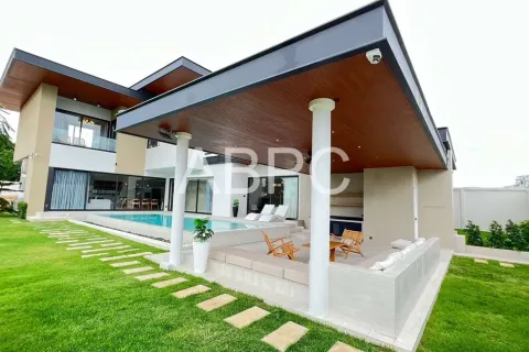 House in Pattaya, Thailand 4 bedrooms № 211907
