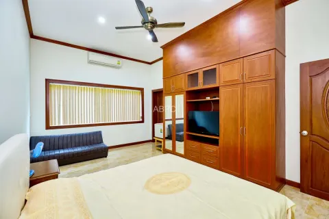 Casa de 6 dormitorios en Pattaya, Tailandia № 211905 - foto 11