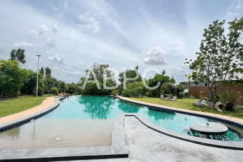 Casa de 6 dormitorios en Pattaya, Tailandia № 211905 - foto 8