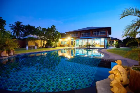 Casa de 6 dormitorios en Pattaya, Tailandia № 211905 - foto 12