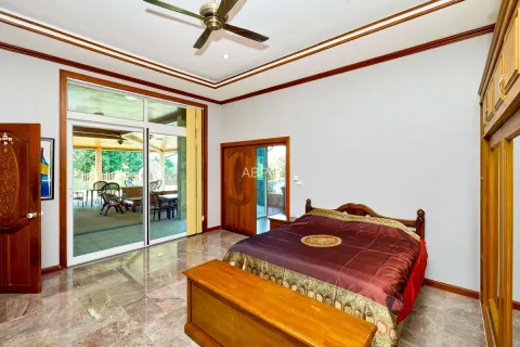 Casa de 6 dormitorios en Pattaya, Tailandia № 211905 - foto 10
