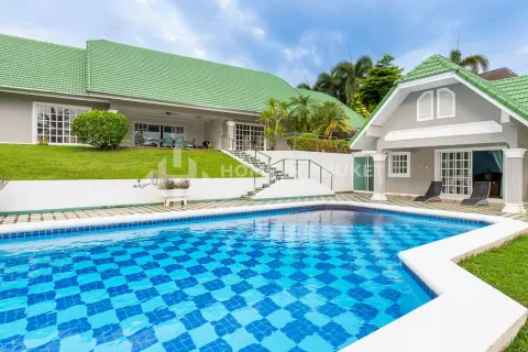 House in Phuket, Thailand 5 bedrooms № 133590 - photo 1