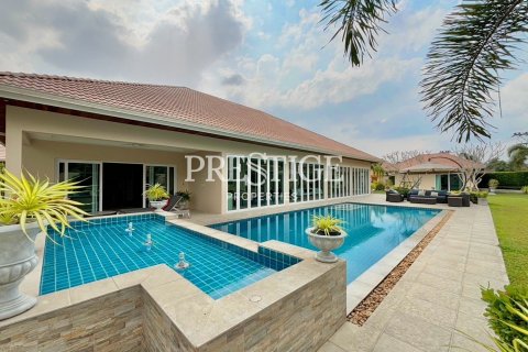 House in Pattaya, Thailand 5 bedrooms № 198671