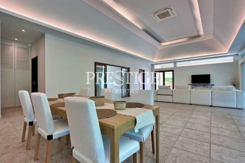 House in Pattaya, Thailand 5 bedrooms № 198671 - photo 4
