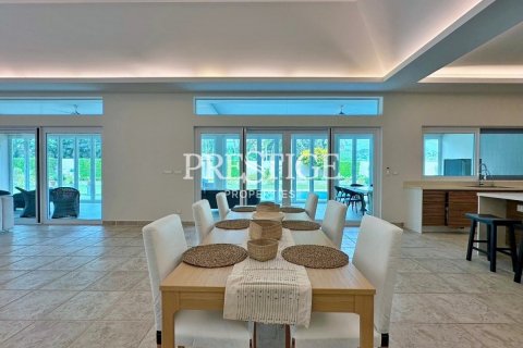 House in Pattaya, Thailand 5 bedrooms № 198671 - photo 5