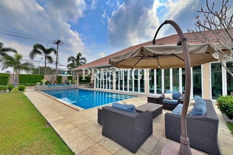House in Pattaya, Thailand 5 bedrooms № 198671 - photo 26