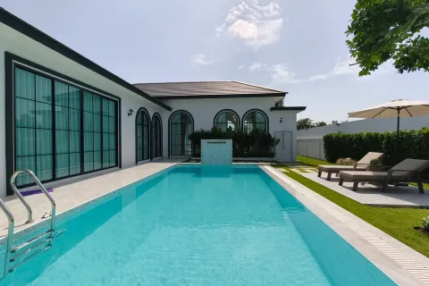 Casa de 5 dormitorios en Pattaya, Tailandia № 212170 - foto 10