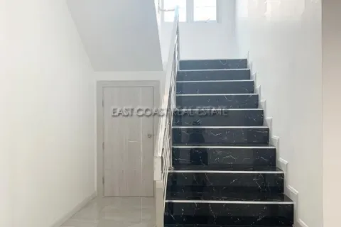 Casa de 4 dormitorios en Pattaya, Tailandia № 212166 - foto 16