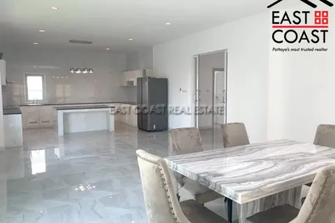 Casa de 4 dormitorios en Pattaya, Tailandia № 212166 - foto 14