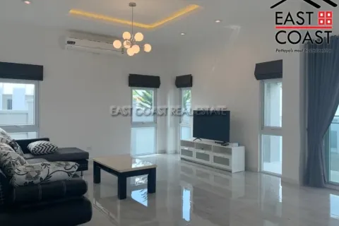 Casa de 4 dormitorios en Pattaya, Tailandia № 212166 - foto 3