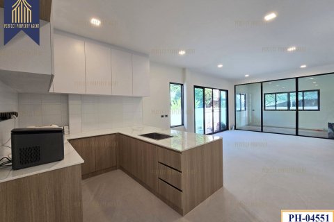 House in Pathum Thani, Thailand 4 bedrooms № 159267 - photo 11