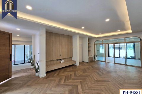 House in Pathum Thani, Thailand 4 bedrooms № 159267 - photo 13