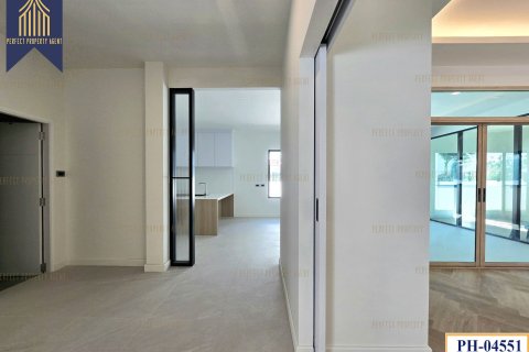 House in Pathum Thani, Thailand 4 bedrooms № 159267 - photo 12
