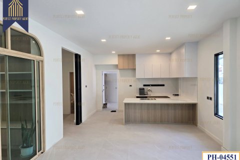 House in Pathum Thani, Thailand 4 bedrooms № 159267 - photo 16