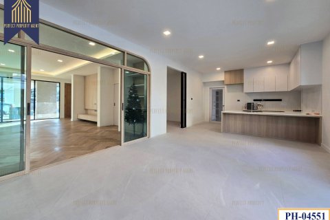 House in Pathum Thani, Thailand 4 bedrooms № 159267 - photo 10